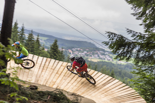 Der Bosch E-Bike Uphill Flow Trail erstreckt sich über drei Kilometer sowie 280 Höhenmeter und punktet mit einem Mix aus Bergauf- und Flow-Strecken sowie speziellen Abschnitten mit Kurven und Hindernissen.