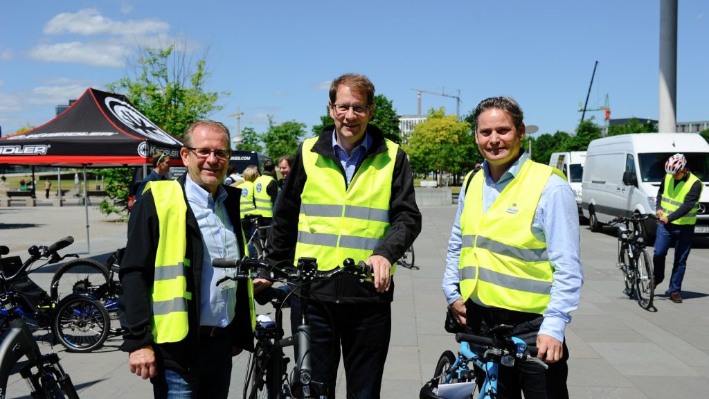 Machen Werbung fürs Fahrrad: (v.l.n.r.) Siegfried Neuberger, ZIV-Geschäftsführer, MdB Gero Storjohann (CDU/CSU) und MdB Stefan Zierke (SPD).