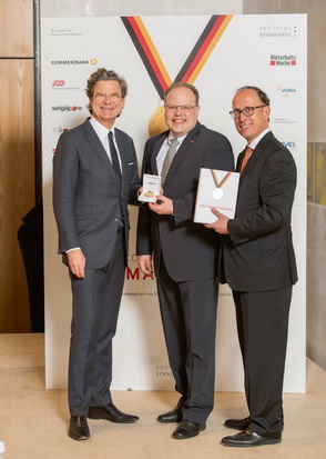 Bei der Übergabe der Medaille (v.l.): Florian Langenscheidt, Markus Fürst und Be