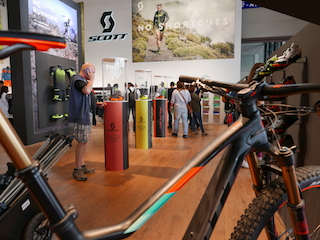 42 der insgesamt 960 OutDoor-Aussteller werden auch auf der Freidrichshafener Eurobike mit einem Stand vertreten sein – wie zum Beispiel Bike- und Outdoor-Sports-Anbieter Scott Sports.