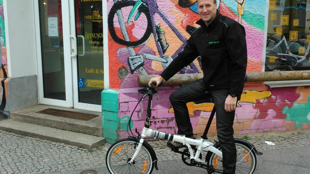 Sebastian Wiese vom Außendienst Berlin freut sich über seine neue Mobilitätsalternative.  Foto: BBF