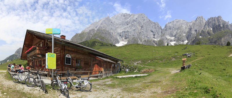 Bike-Energy-Ladestation lädt draußen mehrere E-Bikes auf