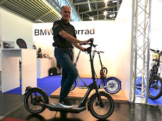 Der bei BMW Forschung, Neue Technologien, Innovationen im Bereich Projekte Fahrzeugtechnik Konzepte E-Bikes verantwortliche Fahrradbranchen-Kenner Robert Bobinger mit E-Tretroller »Konzept P«.