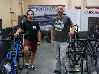 Zum dritten Mal in Folge mit ihrer feinen Nischenmarke Bombtrack Bicycle Company auf der Interbike: We Make Things-Geschäftsführer Harry Schmid (links) und Marketing- und PR-Manager Manuel Schürholz.