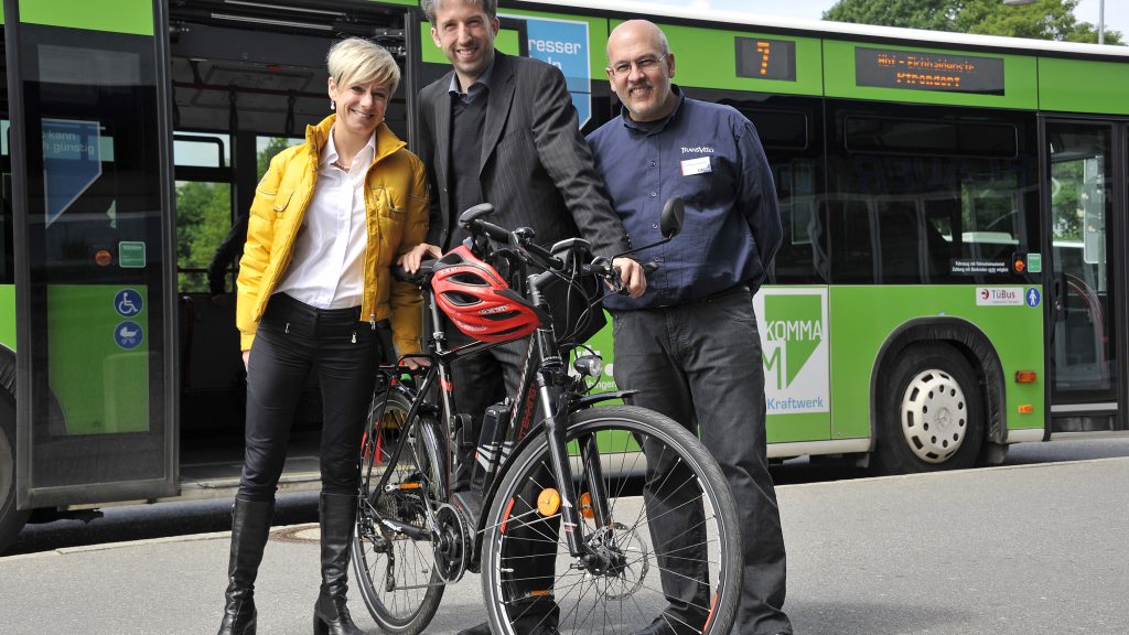 Tübingens Oberbürgermeister Boris Palmer (Mitte) mit seinem neuen Dienst-E-Bike mit Bosch-Antriebssystem. Bei der ersten Testfahrt dabei waren Claudia Wasko, Leiterin Sales und Services bei Bosch E Bike Systems,und Christoph Joachim vom Fahrradhändler TransVelo.