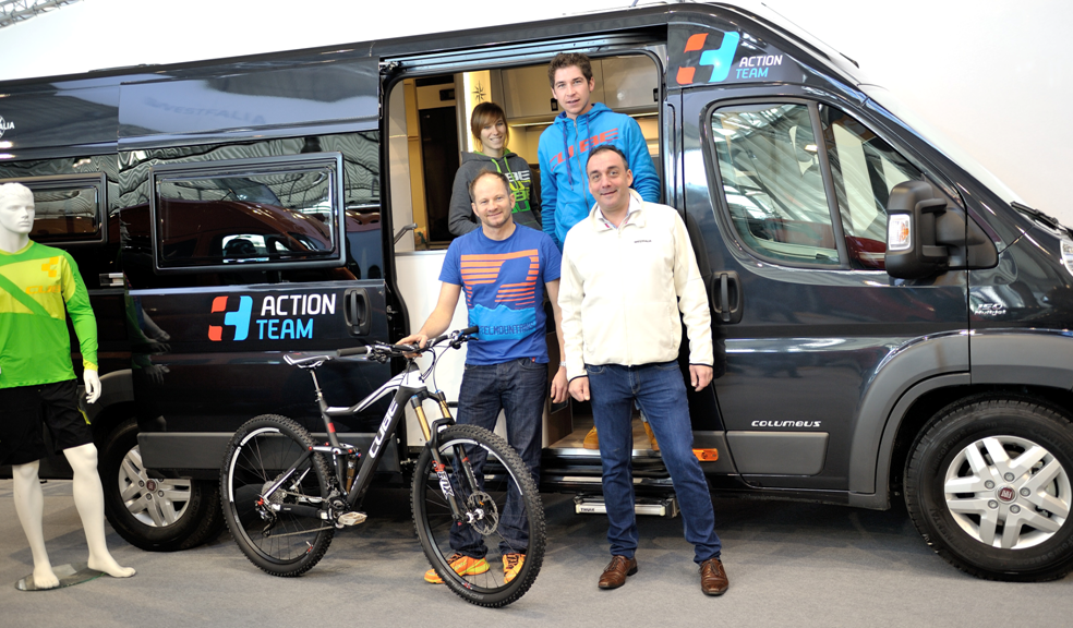 Freuen sich über die neue Kooperation: Die Teamfahrer Nicolas Lau und Laura Brethauer (hinten), Teammanager Claus Wachsmann (vorne links) und Götz Rutenkolb, Marketing & Vertrieb Westfalia Mobil.   Foto: Cube