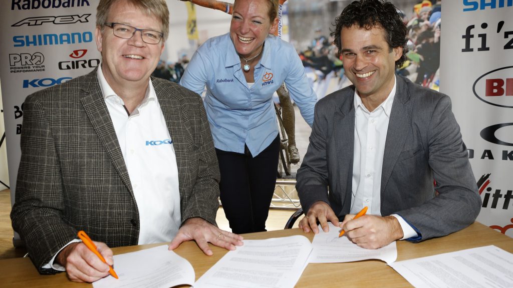 Wouter Jager, Geschäftsführer von Koga BV (links), Anne Loes Kokhuis, Sponsoring- und Marketingmanagerin der KNWU und Erik Naberman, Geschäftsführer von Shimano Benelux.