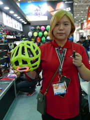 Cycle Chris Marketing Manager Yuko Chiao mit intelligentem Helm »Jy-IT01«