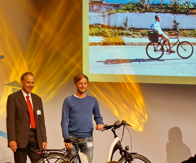 VSF-Vorstand Albert Herresthal (l.) und Gewinner Daniel Doerk.