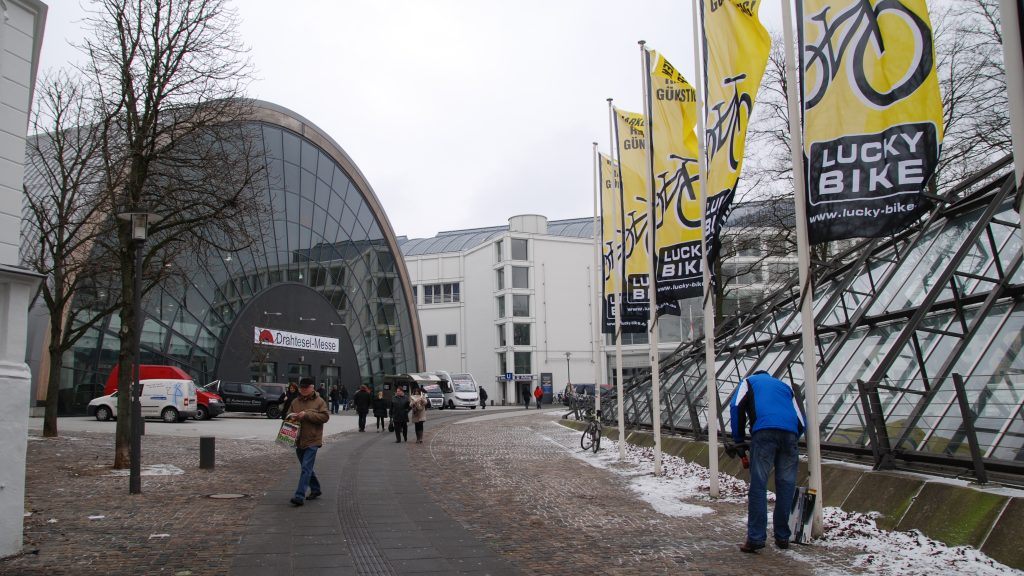 Die Ausstellungshalle der Stadthalle Bielefeld ist idealer Veranstaltungsort für die Drahtesel-Messe, gut erreichbar direkt in der Innenstadt gelegen und mit moderner, ansprechender Architektur.