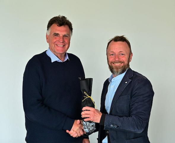 Gerd Maternus (l.) erhielt zum Abschied von Matthias Wittich auch ein Bild und eine Flasche selbstgebrannten Gin.