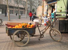 In Peking soll wieder mehr mit dem Fahrrad transportiert werden.