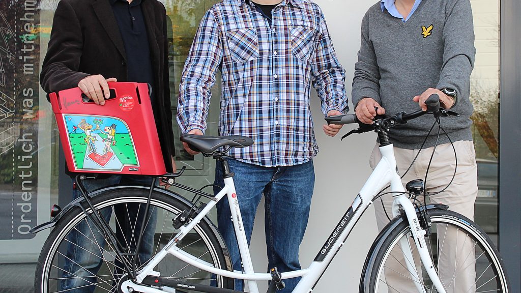 Simon Grübsch (Mitte) nahm das Bielefelder Stadtrad aus den Händen von Hebie Geschäftsführer Dirk Niermann (links) entgegen, rechts Fred Schelp vom Umweltamt.