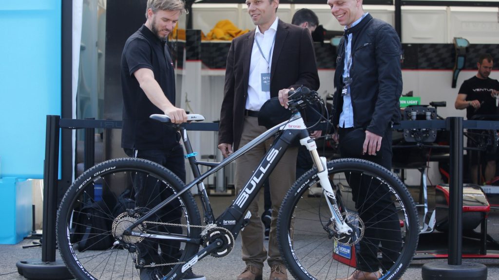 (v.l.n.r) Nick Heidfeld (Formula-E- und Ex-Formel-1-Fahrer), Christoph Bantle (Geschäftsführer Brose Antriebstechnik), Jörg Plötzner (Zweirad-Center Stadler, Berlin).