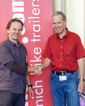 Albert Herresthal begrüßt Peter Hornung mit seiner Fahrradanhänger-Marke Hinterher im VSF.