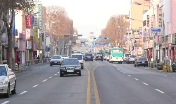 Die Jeongjo-Straße in Haenggung-dong, Suwon.