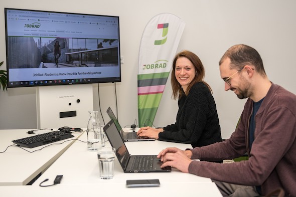 Tamina Nitschmann und Felix Ginter beantworteten im Webinarchat die Fragen der Händler zu Jobrad.