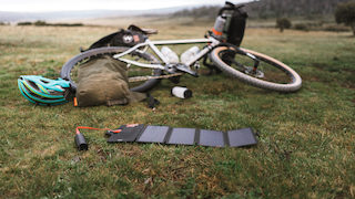 Bikepacker aufgepasst: Knog präsentiert faltbares Solar-Ladepanel.