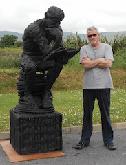 Skulptur »Le Poete« und der dahinter stehende Künstler Mick Davis