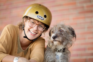 Meghan Sinnott mit ihrem Hund Maddy