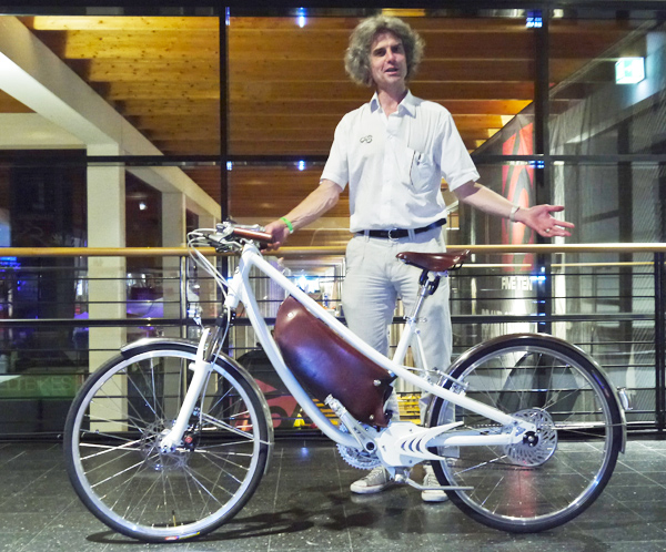 Michael Kutter präsentierte an der Eurobike 2012 seinen neuen Lady-E-Cruiser.