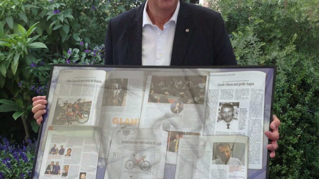 Hans van Vliet mit einer Collage aus RadMarkt-Artikeln über ihn und den European Bicycle Design Contest.