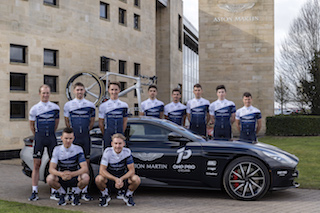 Ab dieser Saison stellen Aston Martin und Storck Bicycle Servicefahrzeug und Teamrad des One Pro Cycling-Teams.