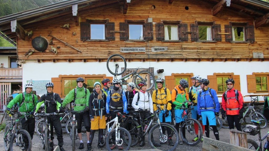 Die Teilnehmer der 1. Bikehändler Transalp auf der Binsalm.