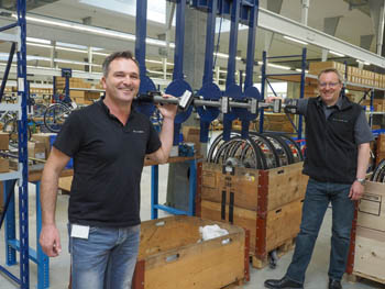 Um die gestiegene Nachfrage zu decken, nehmen Flyer-Chef Simon Lehmann (r.) und Technikleiter Ivica Durdevic demnächst eine weitere Montagestrasse in Betrieb.