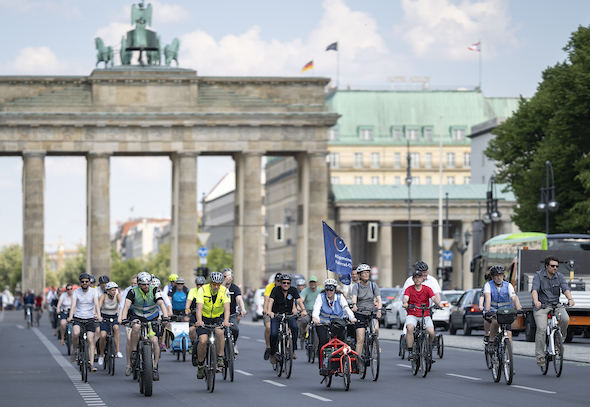 200 Teilnehmer – Bundestagsabgeordnete, Mitarbeiter des Bundestags und der Ministerien sowie Vertreter von Verbänden – warben auf einer Tour durch Berlin für den Radverkehr.