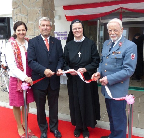 Bei der Eröffnung des Kinderheims Fujinosono in Japan: Anne und Bernhard Lange, Sr. Caelina Mauer und Edmund Baur (v.l.). Foto: Lange