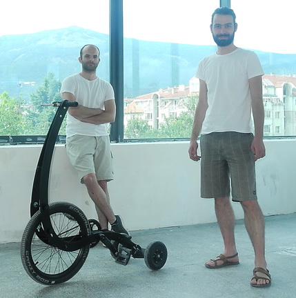 Martin Angelov und Michail Klenov in ihrem Produktionsgebäude vor ihrem Halfbike.