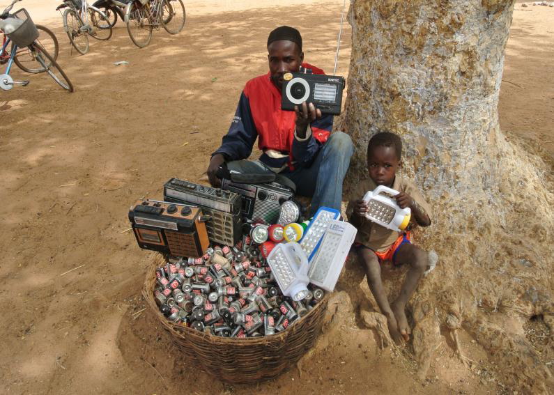 Eine Familie von 20 bis 25 Personen verbraucht in Burkina Faso für ihre Kleingeräte jährlich 900 bis 1.100 Einwegbatterien, ein ganzes Dorf ca. 78.000 Zellen.