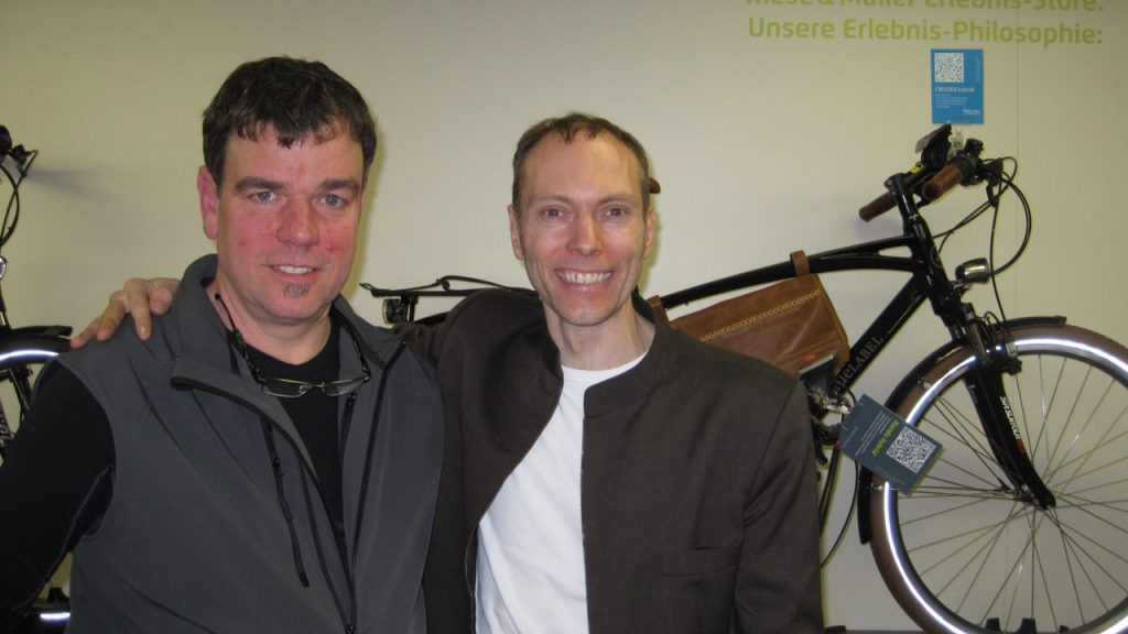 René Kocher und Markus Riese (von links) freuen sich über die Eröffnung des Riese & Müller Erlebnis-Stores bei kocher-bikes.ch in Bern Bümplitz.