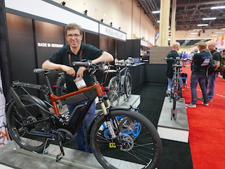 Interbike-Ausstellungspremiere: Heiko Müller am Riese & Müller-Stand mit Alltags-Pedelecs.