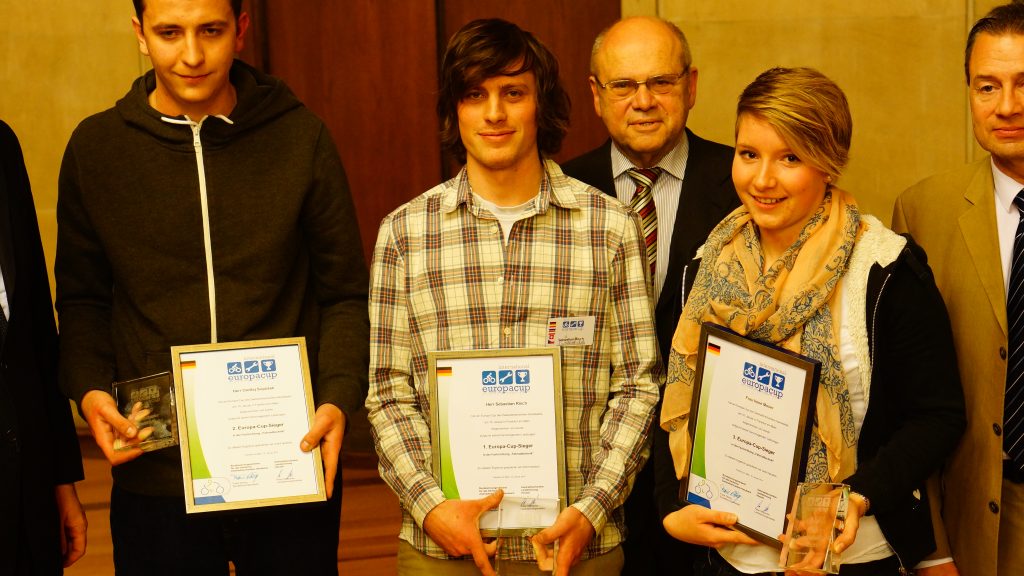 Siegerehrung im Segment Fahrrad (v. l.): Die Nummer zwei, Ondrej Sopusek, Sieger Sebastian Risch und die Drittplatzierte, Irene Moser, dahinter der Präsident der Handwerkskammer, Bernd Ehinger.