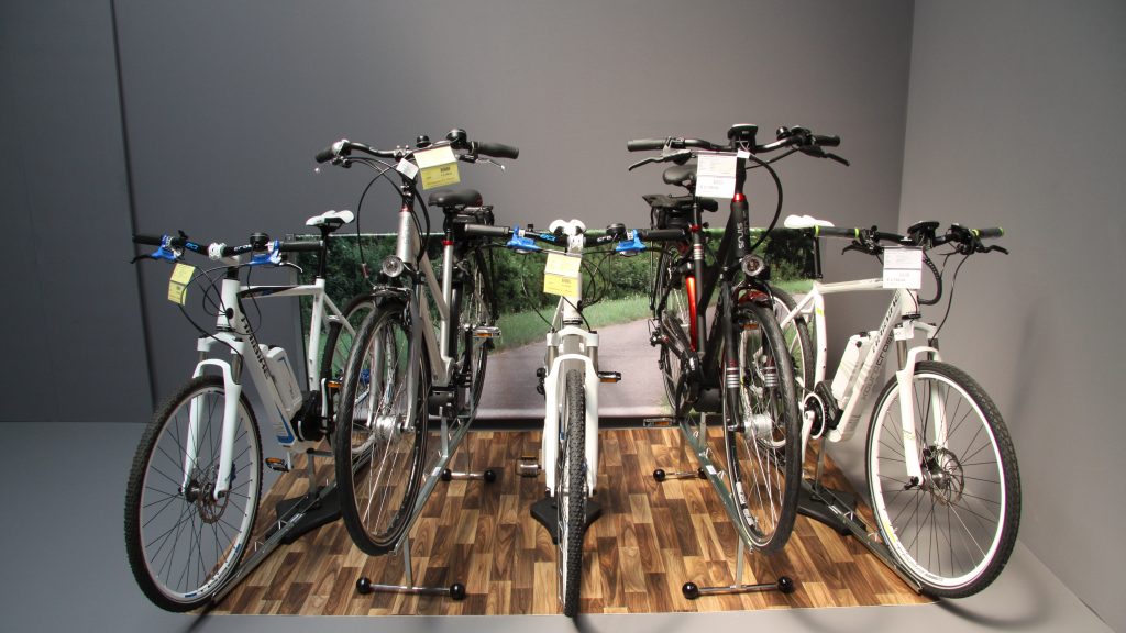 Wall-frame System, hier mit fünf präsentierten Fahrrädern.