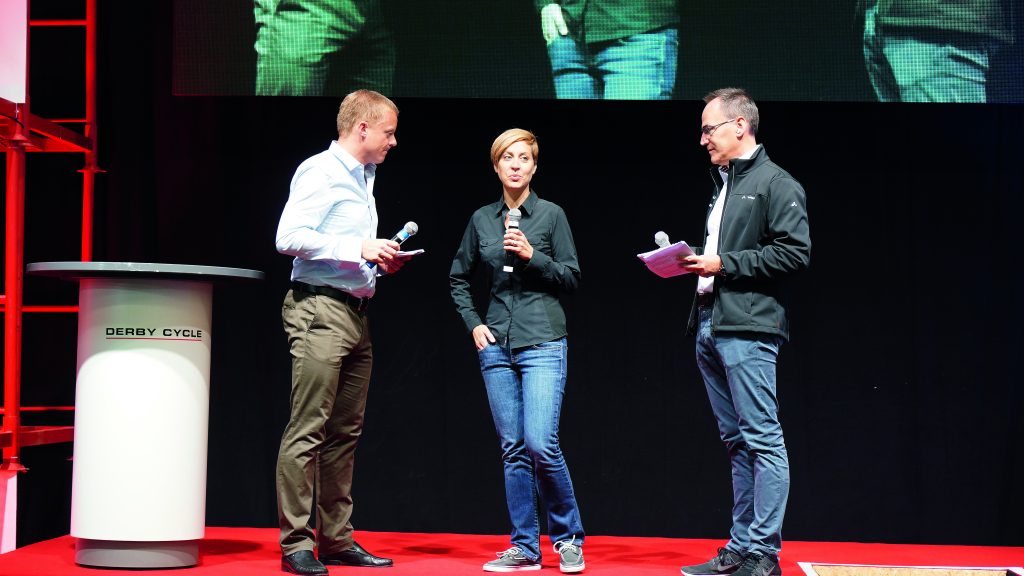 Der SAT1-Nachrichtenmann und Präsident des Radsportverbandes Hamburg, Marc Bator, interviewte die Senior-Produktmanagerin von Cervélo, Heather Henderson, und den Noch-Derby-Chef Mathias Seidler.