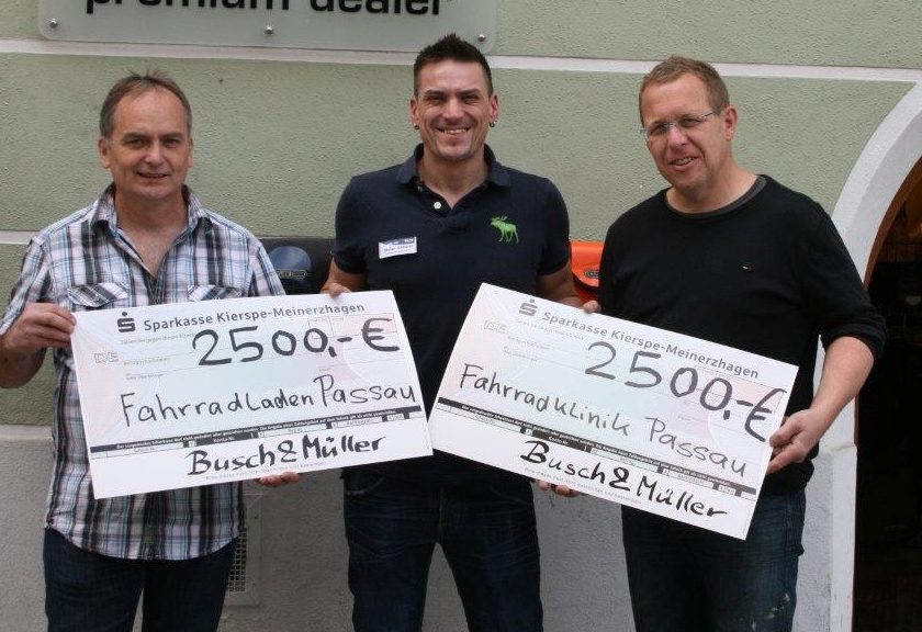 Bei der Übergabe der Spendenschecks: Martin Friedlmeier (Fahrradladen), Stefan Jurkovic (B&M), Matthias Drasch (Fahrradklinik).