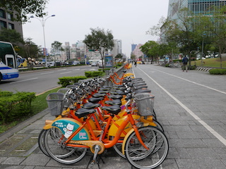 Gehören nicht nur in Taipeh, sondern auch in anderen Ballungsgebieten Taiwans zum Stadtbild: Das heimische Mietrad-Stationsgeschäft Youbike von Giant Manufacturing.