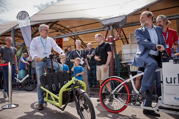 Hessens Verkehrsminister al Wazir drehte souverän eine Runde auf dem Cargobike.