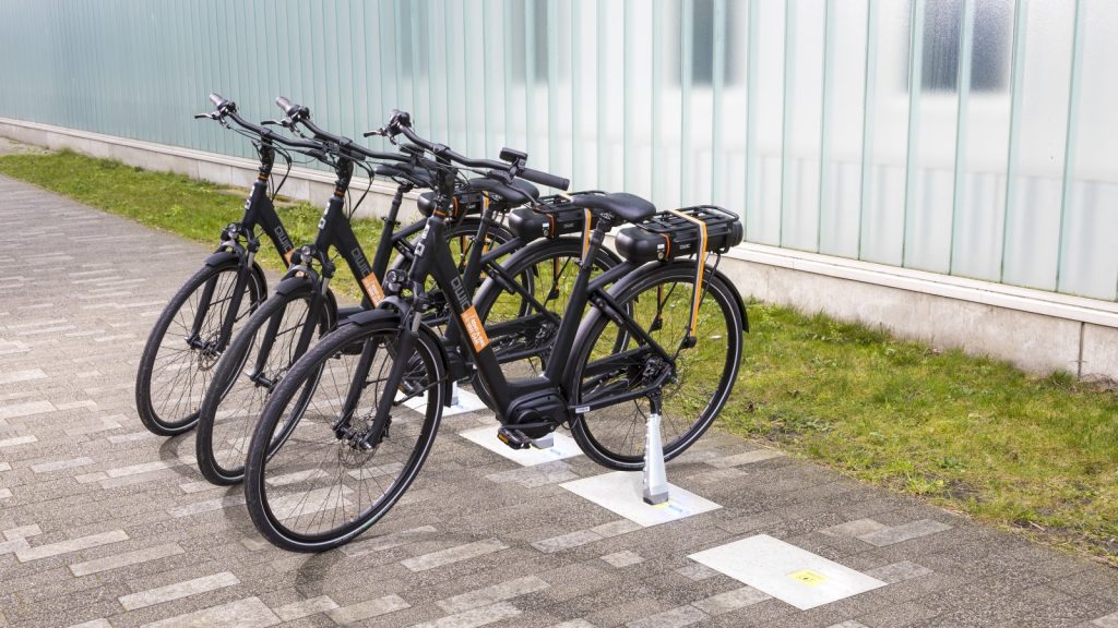 Easy laden per Induktion: Tiler lädt E-Bikes beim Parken auf, wenn der Tiler-Ständer auf der Ladekachel platziert wird.