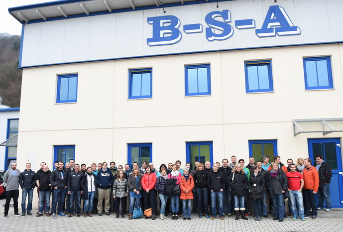 Händler-Besichtigungstermin BSA Werk in Obernzell: Hier werden Uvex-Radhelme gef