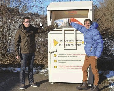 Freuen sich über den neuen Sammelcontainer vor dem Vaude-Outlet-Store: Anton Vaas, Geschäftsführer der Aktion Hoffnung Rottenburg-Stuttgart e.V., und Benedikt Tröster, Presse- und Öffentlichkeitsarbeit Vaude.