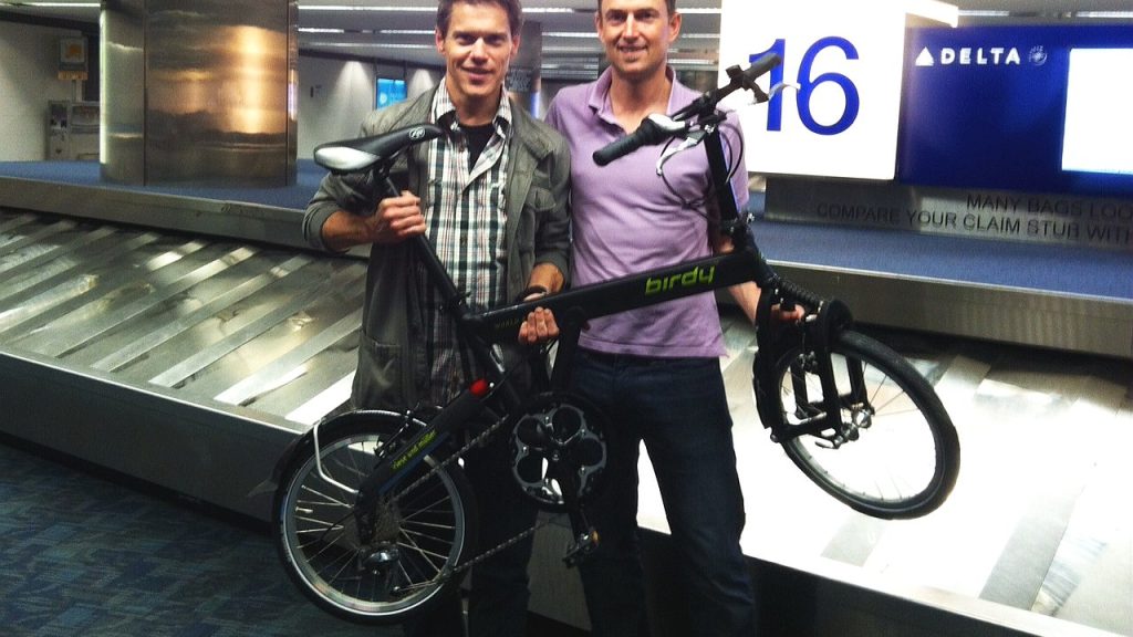 Gewinnerübergabe in Kalifornien: Eurobike-Projektleiter Stefan Reisinger (rechts) überreichte das Rad Ward Evans am San Francisco Airport.