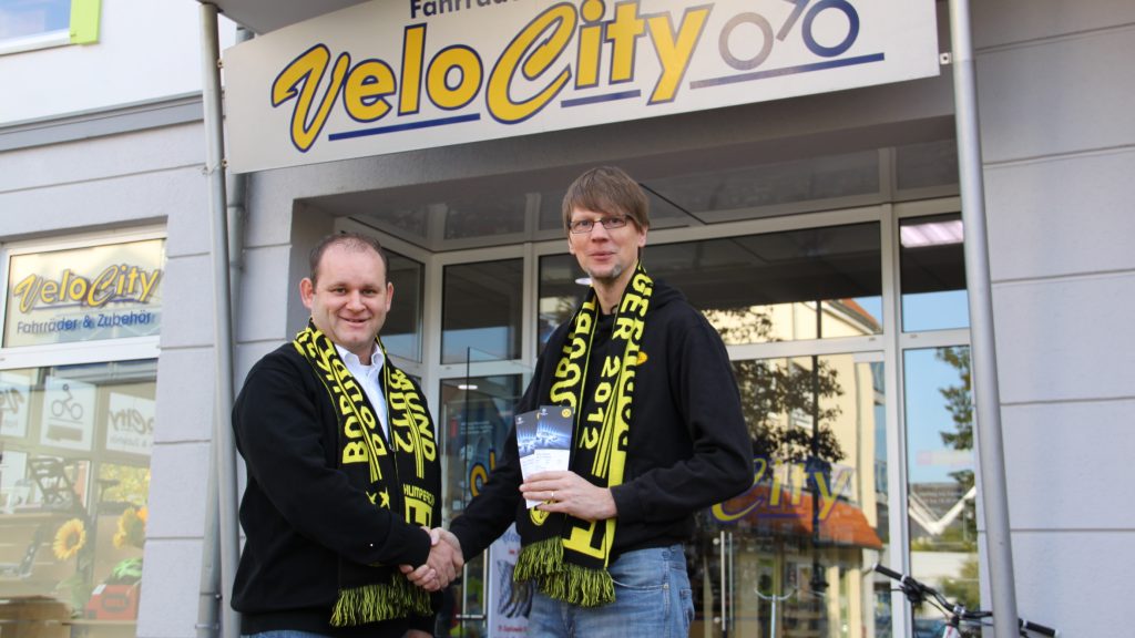 Kilian Kock (rechts) freut sich über VIP-Karten für das Champions League Spiel in Dortmund. Humperts Außendienstler Thorsten Braukmann übergab den Gewinn.