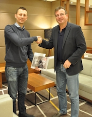 Christian Walleräng (links) und Thomas Kießling bei der Vertragsunterzeichnung in München.