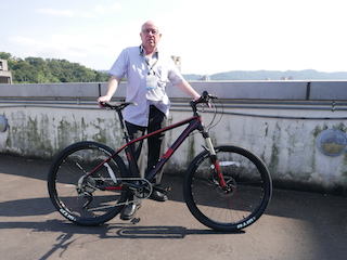 Wilfried Schlösser mit einem Mountainbike mit Kettenschaltung und neuer  »DIY-Schaltautomatik 7S AGS System« von Shenzhen 7Shine Technology.