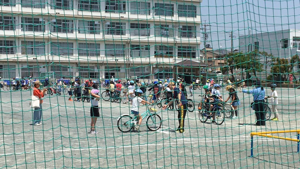 Schon vor Corona hat das staatliche JBPI viel in (Fahrrad-)Promotion-Events investiert. Zudem wird nach wie vor an vielen Grundschulen wie hier an der Shizuoka Municipal Higashi Toyoda Elementary School auf dem Schulhof Fahrrad-Unterricht geboten. Hoffen wir, dass diese Youngsters später aufs Fahrrad setzen!