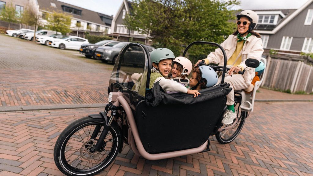 Eine echte Familienkutsche: Decathlons neues B'Twin E-Lastenrad-Modell »Long John F900E Family«.